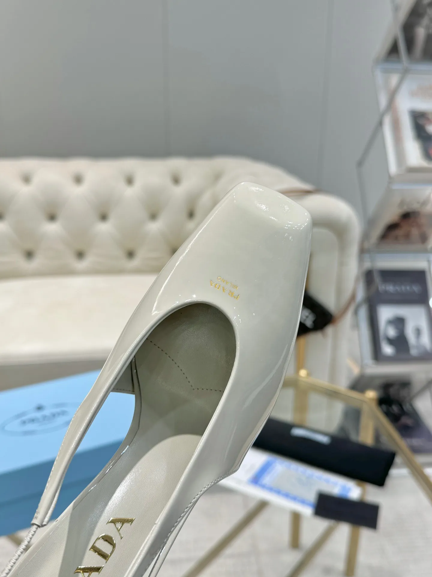 👟👟Ex-factory price 580👟👟 (imitation leather bottom-20) New arrival 👉Ready stock👈 Remove the original board and make a 1:1 replica‼ ️The highest version ✅2025Prada early spring catwalk hot style 😘The latest spring style thick heel small square toe series (genuine leather outsole) (simulated leather sole) goddess must-have super beautiful on the feet ‼ ️The upper and foot pads adopt the latest 3D LOGO elements, three-dimensional and advanced‼ ️Imported original cowhide leather, soft and textured, lining + foot pads, imported sheepskin lining, breathable and comfortable, matching private model heel, heel height 8M, size 35M-39M (34 40 414243 customized, non-refundable and non-exchangeable)